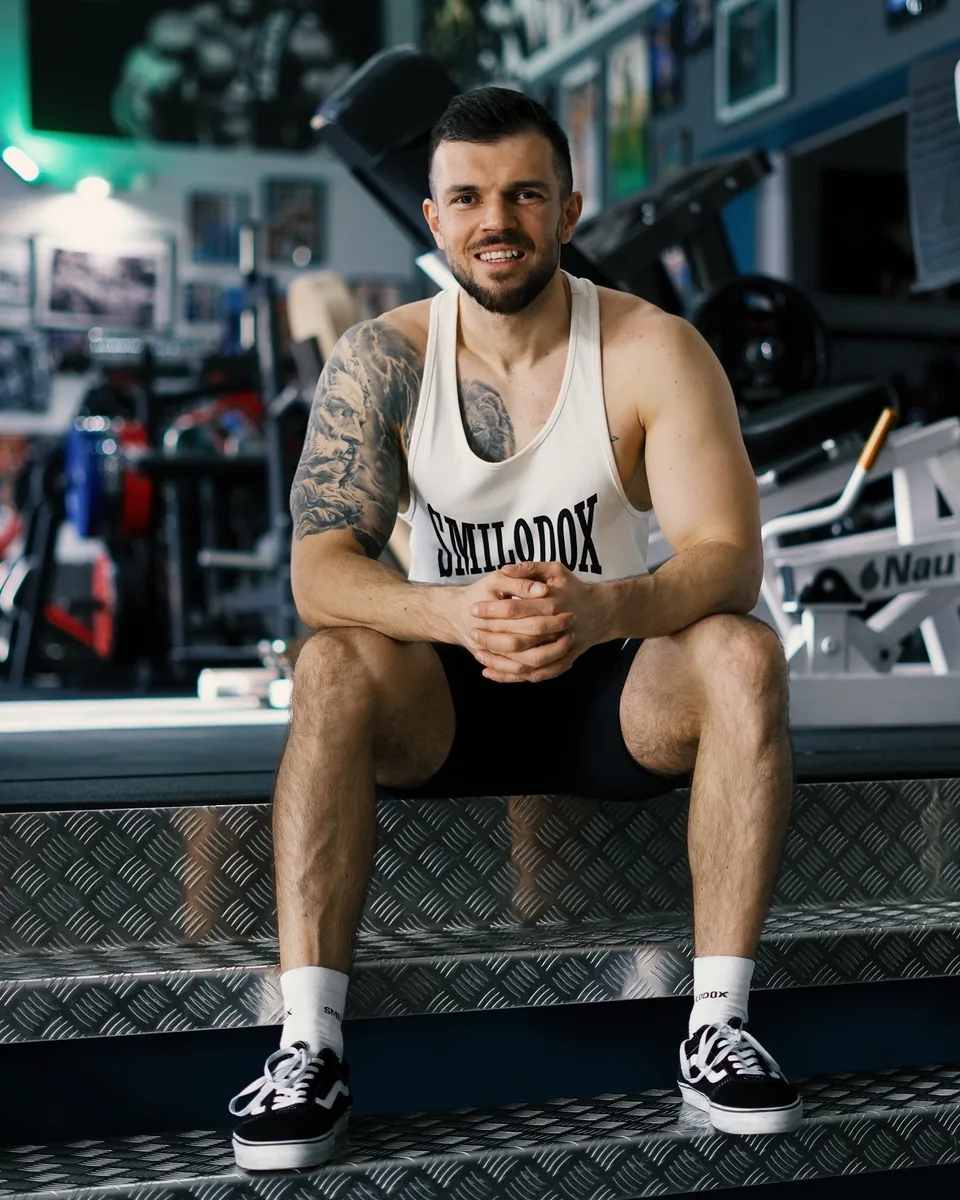Adnan Lojic lächelnd im Fitnessstudio