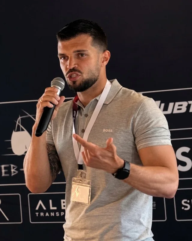 Adnan Lojic hält einen Vortrag mit Mikrofon vor Publikum