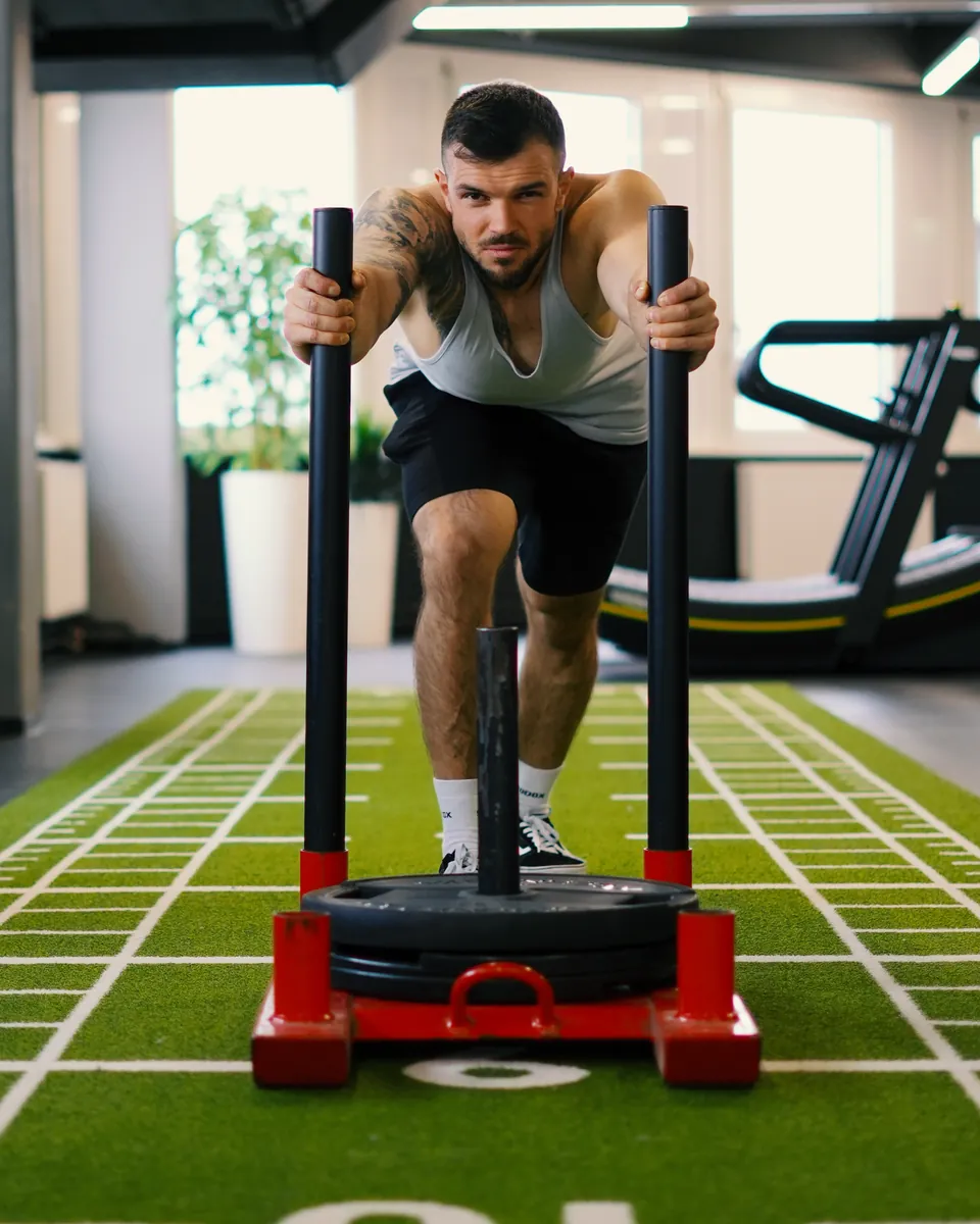 Adnan Lojic beim Schlittentraining im Fitnessstudio