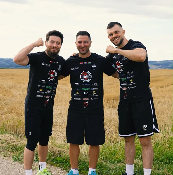 Adnan mit dem Team nach der Ankunft